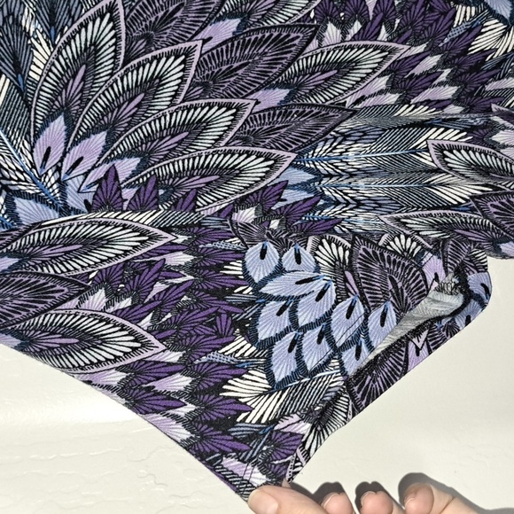 Croft & Barrow Women's Feather Print V-Neck Short Sleeve Top Plus Size 1X - Picture 4 of 9